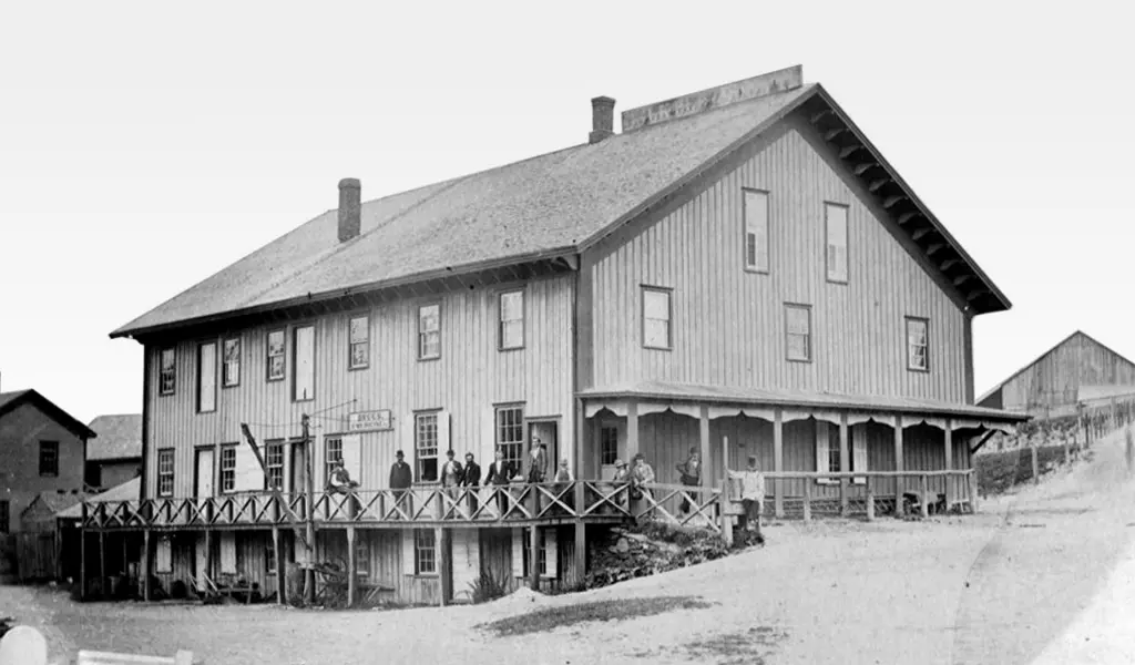 Historical photo of Roe Jan Brewing Company building in Hillsdale from 1851.